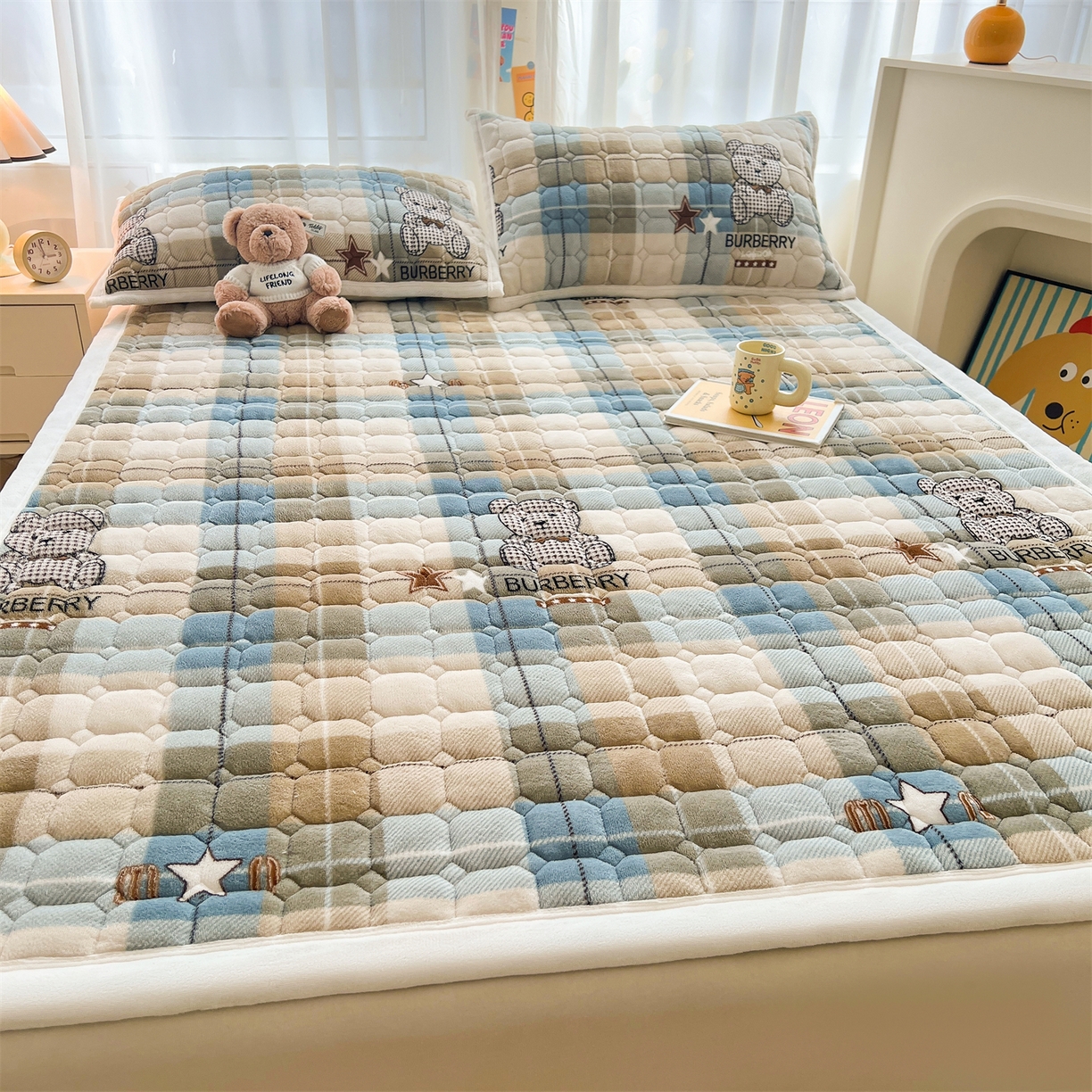 91家纺网 家纺一手货源 找家纺 慕木家纺 2025新款大床款牛奶绒印花床褥垫系列 床褥垫-绿格熊