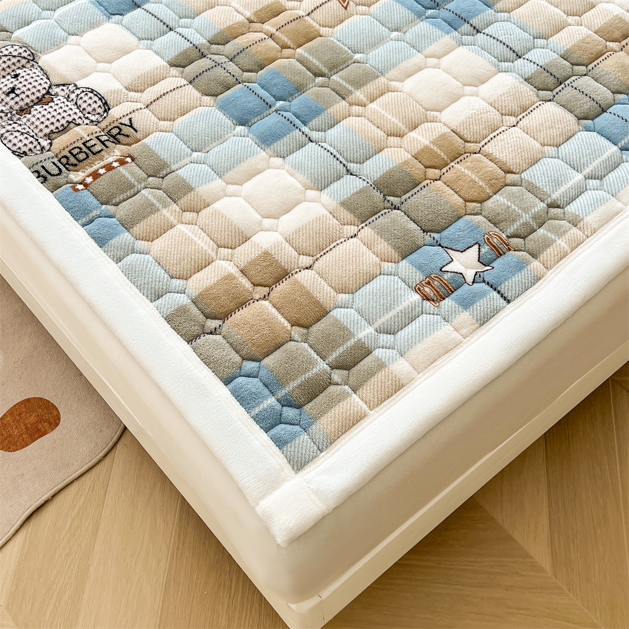 91家纺网 家纺一手货源 找家纺 慕木家纺 2025新款大床款牛奶绒印花床褥垫系列 床褥垫-绿格熊