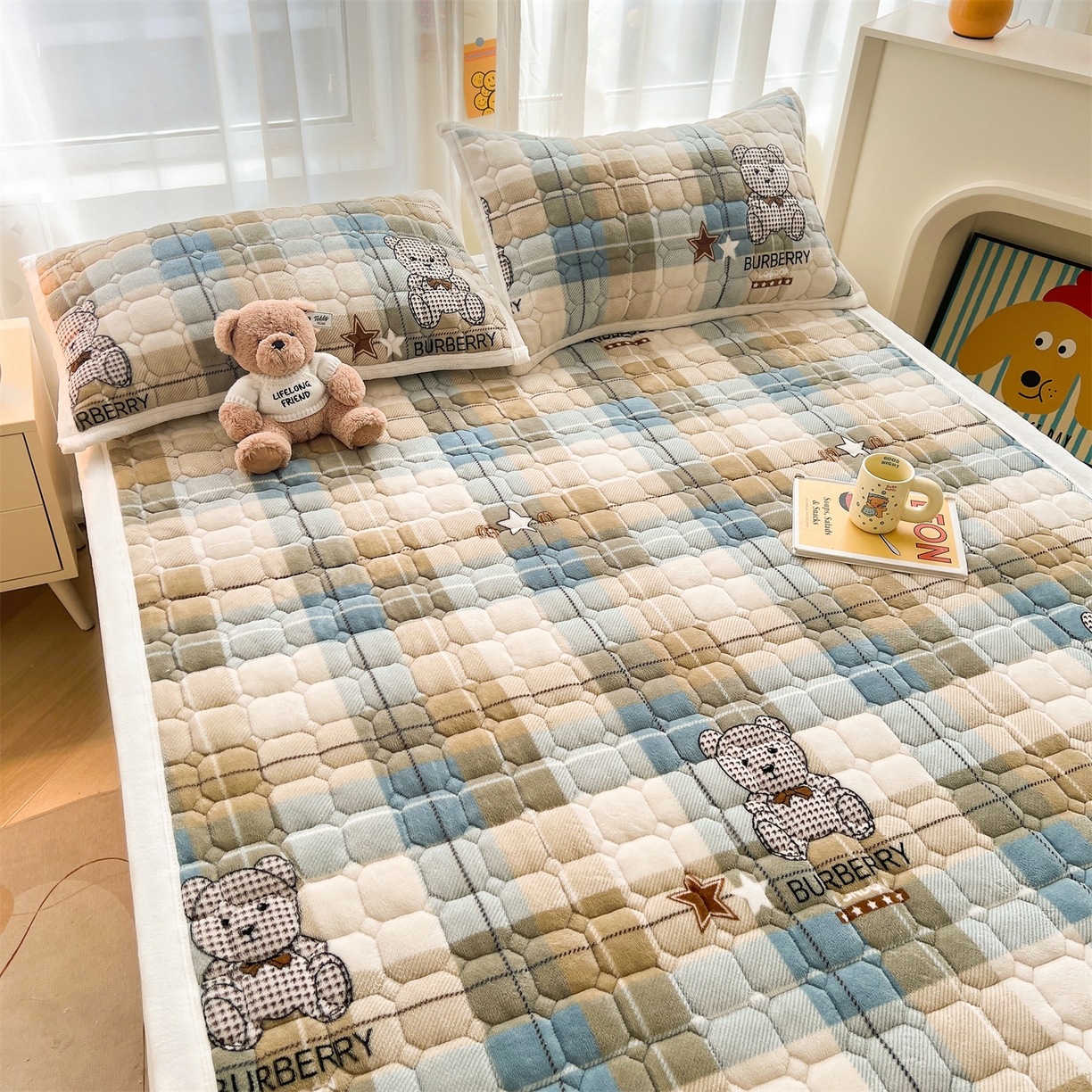 91家纺网 家纺一手货源 找家纺 慕木家纺 2025新款大床款牛奶绒印花床褥垫系列 床褥垫-绿格熊