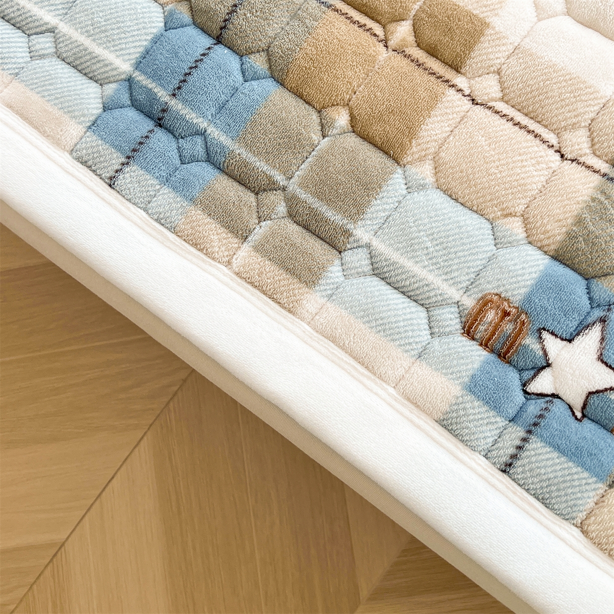 91家纺网 家纺一手货源 找家纺 慕木家纺 2025新款大床款牛奶绒印花床褥垫系列 床褥垫-绿格熊