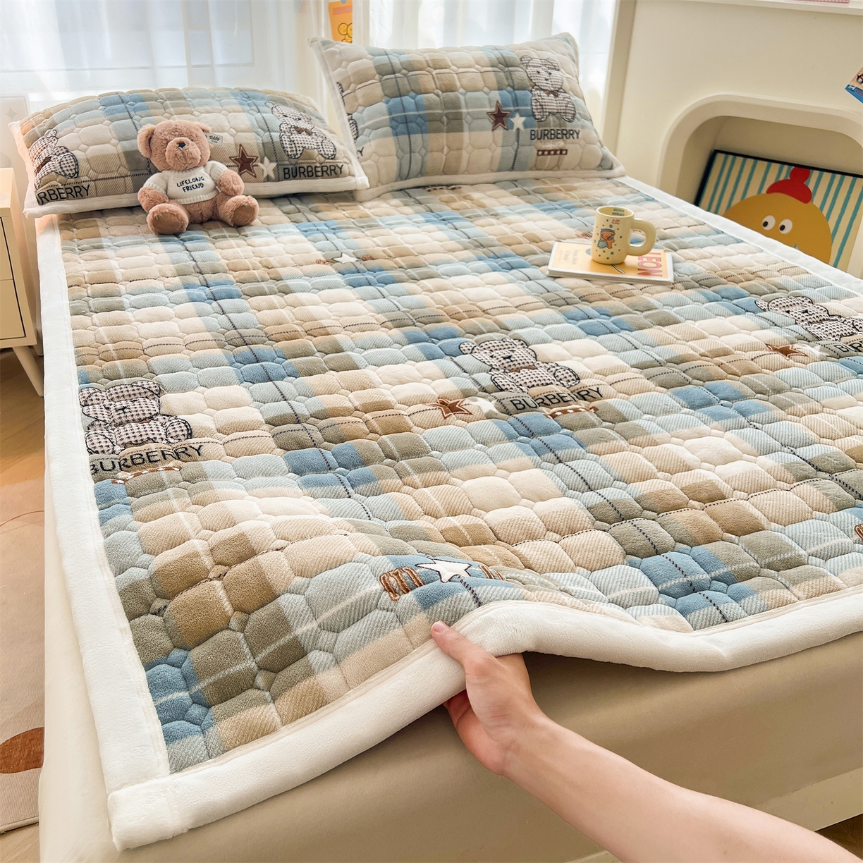 91家纺网 家纺一手货源 找家纺 慕木家纺 2025新款大床款牛奶绒印花床褥垫系列 床褥垫-绿格熊