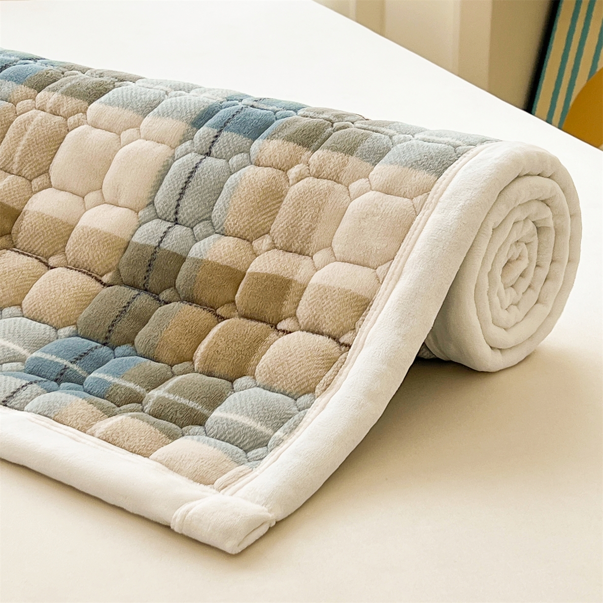 91家纺网 家纺一手货源 找家纺 慕木家纺 2025新款大床款牛奶绒印花床褥垫系列 床褥垫-绿格熊