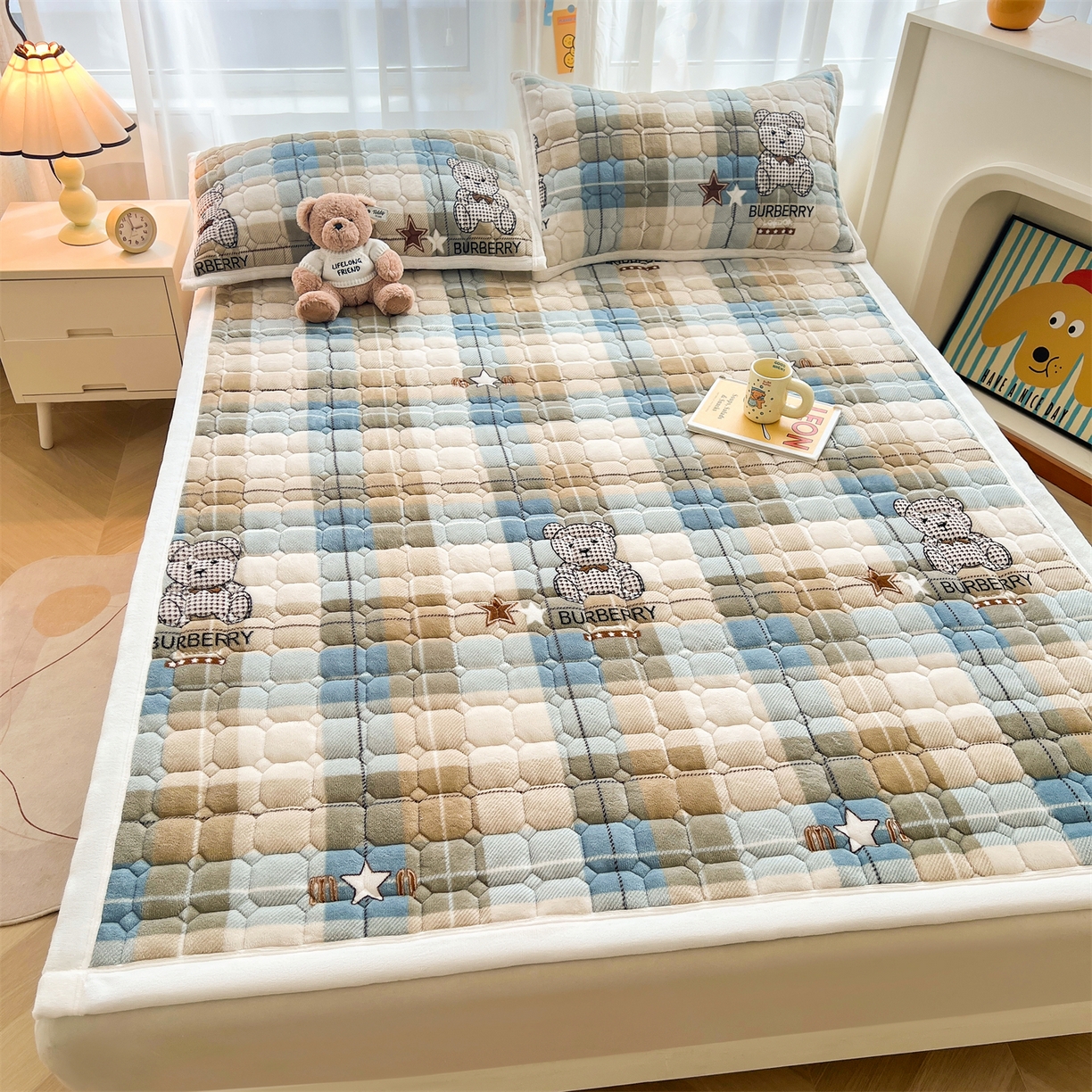 91家纺网 家纺一手货源 找家纺 慕木家纺 2025新款大床款牛奶绒印花床褥垫系列 床褥垫-绿格熊