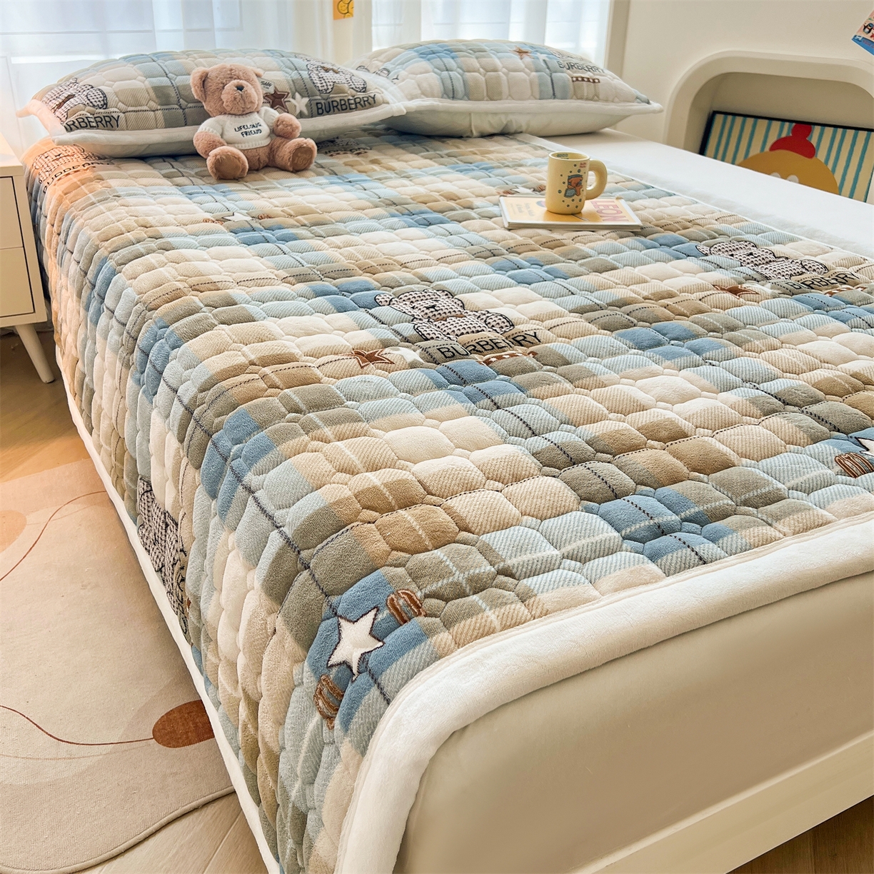 91家纺网 家纺一手货源 找家纺 慕木家纺 2025新款大床款牛奶绒印花床褥垫系列 床褥垫-绿格熊