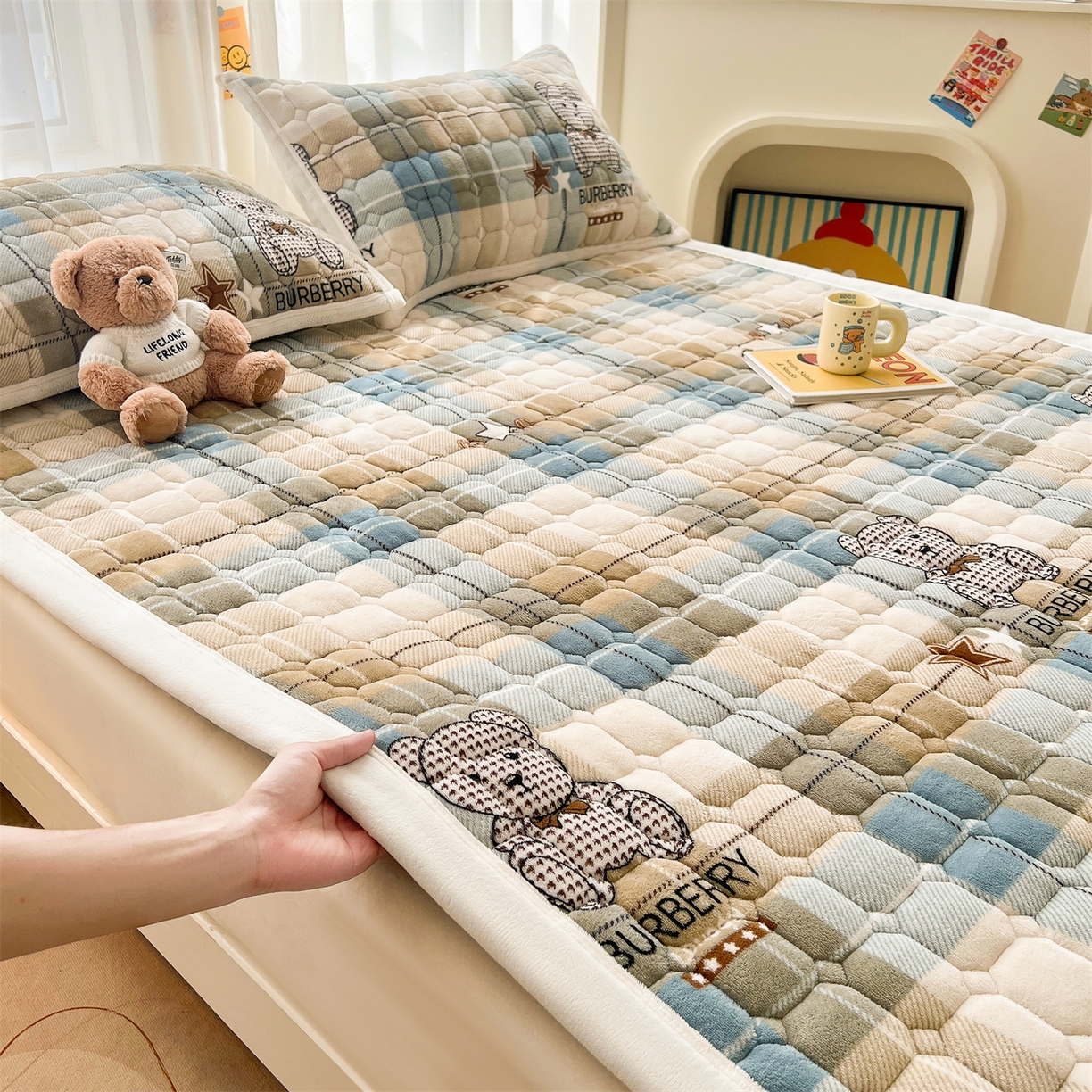 91家纺网 家纺一手货源 找家纺 慕木家纺 2025新款大床款牛奶绒印花床褥垫系列 床褥垫-绿格熊