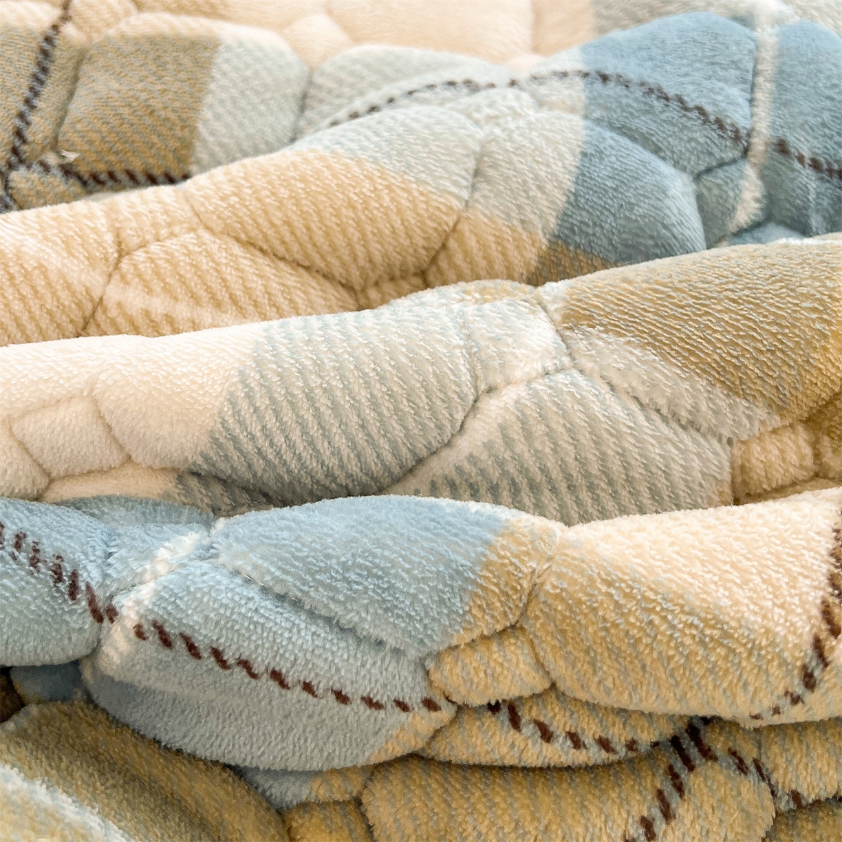 91家纺网 家纺一手货源 找家纺 慕木家纺 2025新款大床款牛奶绒印花床褥垫系列 床褥垫-绿格熊