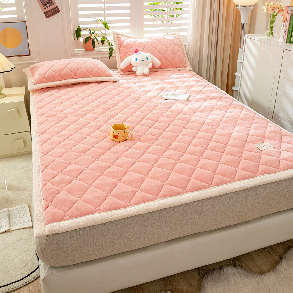 91家纺网 家纺一手货源 找家纺 慕木家纺 2025新款大床款牛奶绒印花床褥垫系列 床褥垫-嫩粉