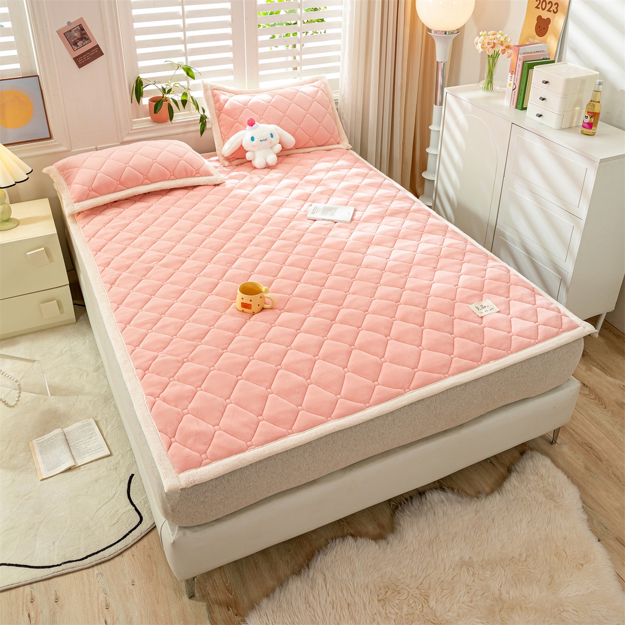 91家纺网 家纺一手货源 找家纺 慕木家纺 2025新款大床款牛奶绒印花床褥垫系列 床褥垫-嫩粉