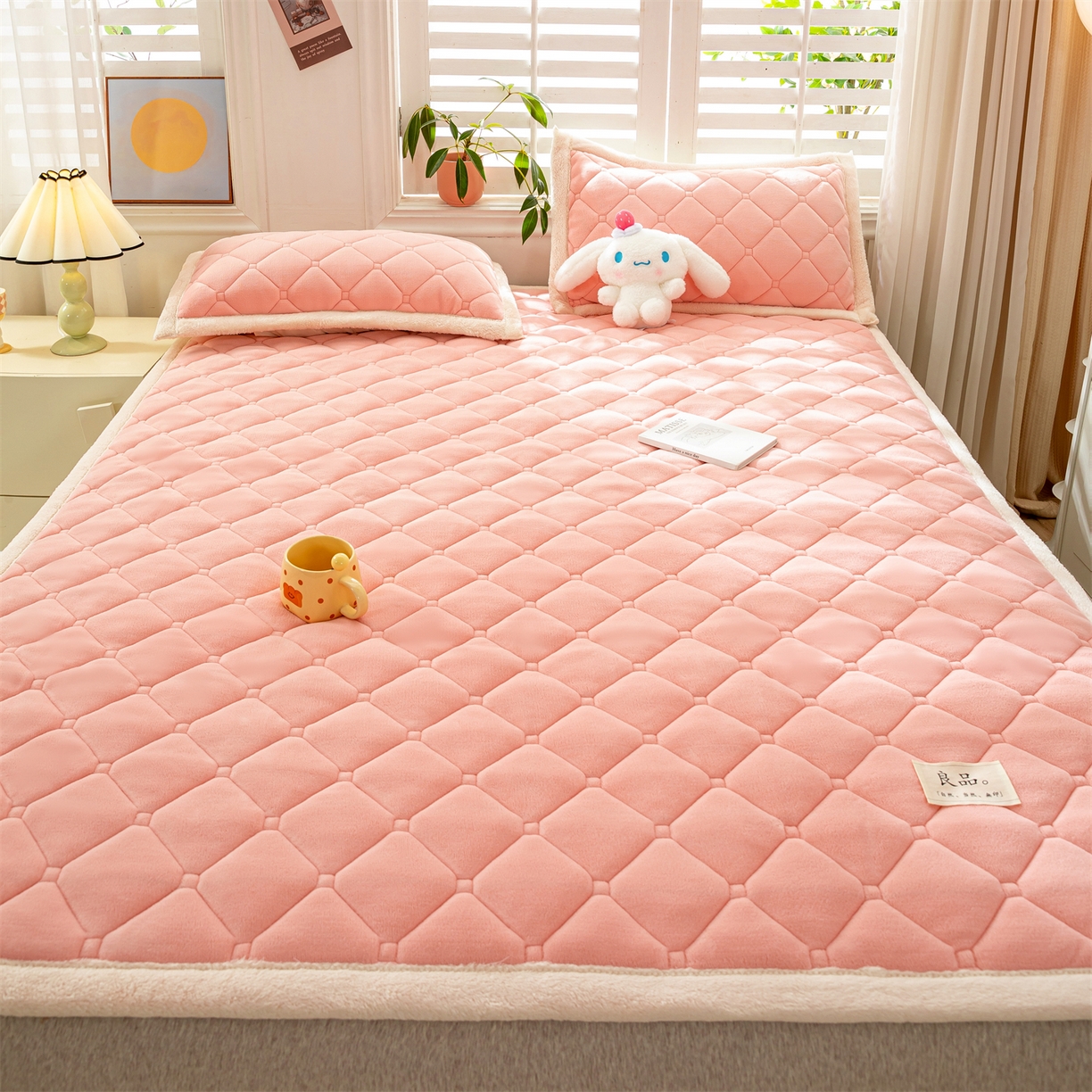 91家纺网 家纺一手货源 找家纺 慕木家纺 2025新款大床款牛奶绒印花床褥垫系列 床褥垫-嫩粉