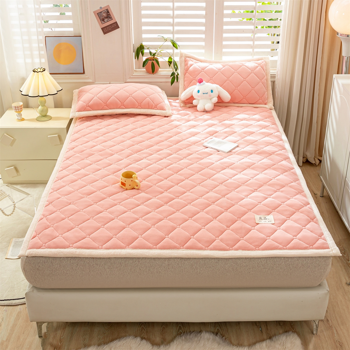 91家纺网 家纺一手货源 找家纺 慕木家纺 2025新款大床款牛奶绒印花床褥垫系列 床褥垫-嫩粉