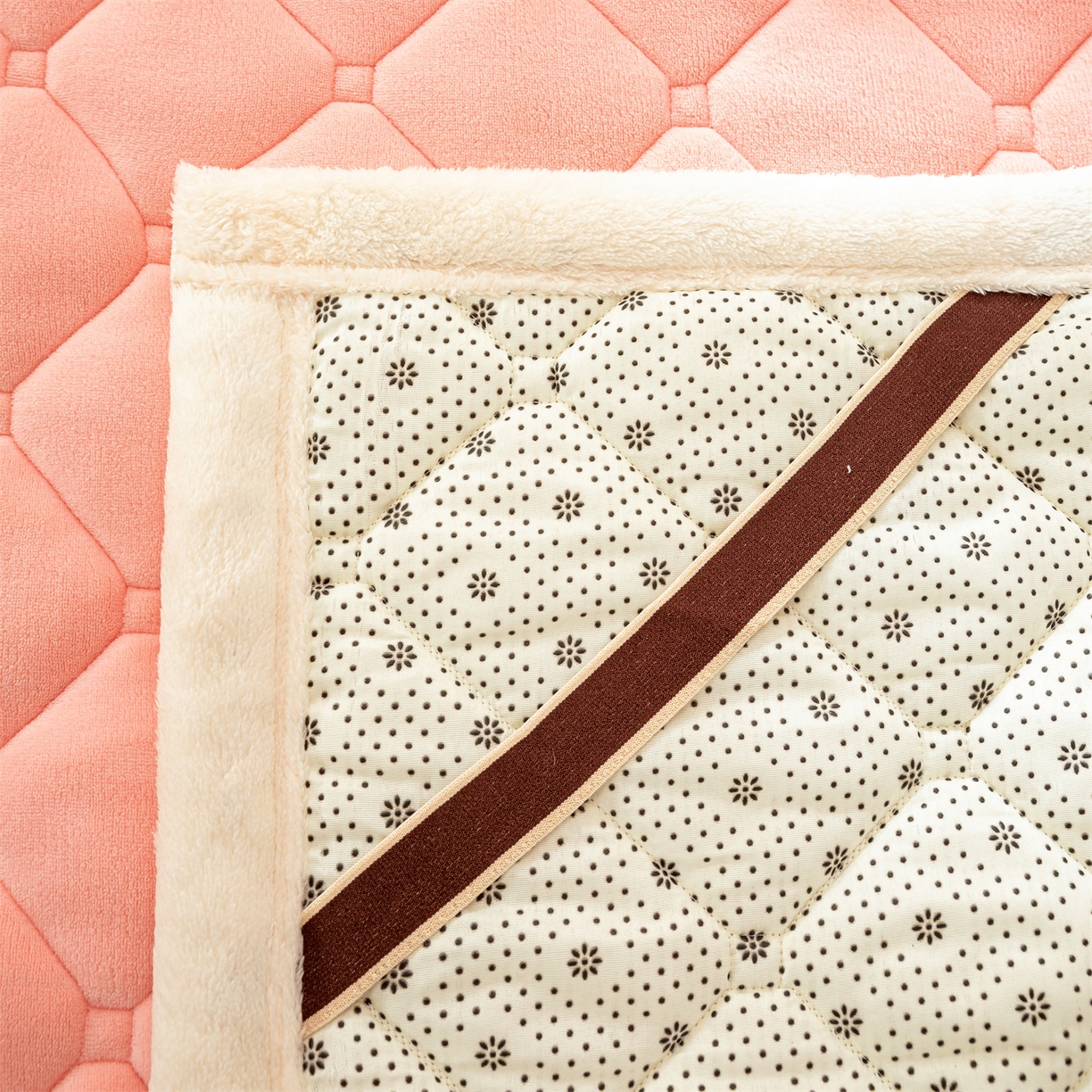 91家纺网 家纺一手货源 找家纺 慕木家纺 2025新款大床款牛奶绒印花床褥垫系列 床褥垫-嫩粉