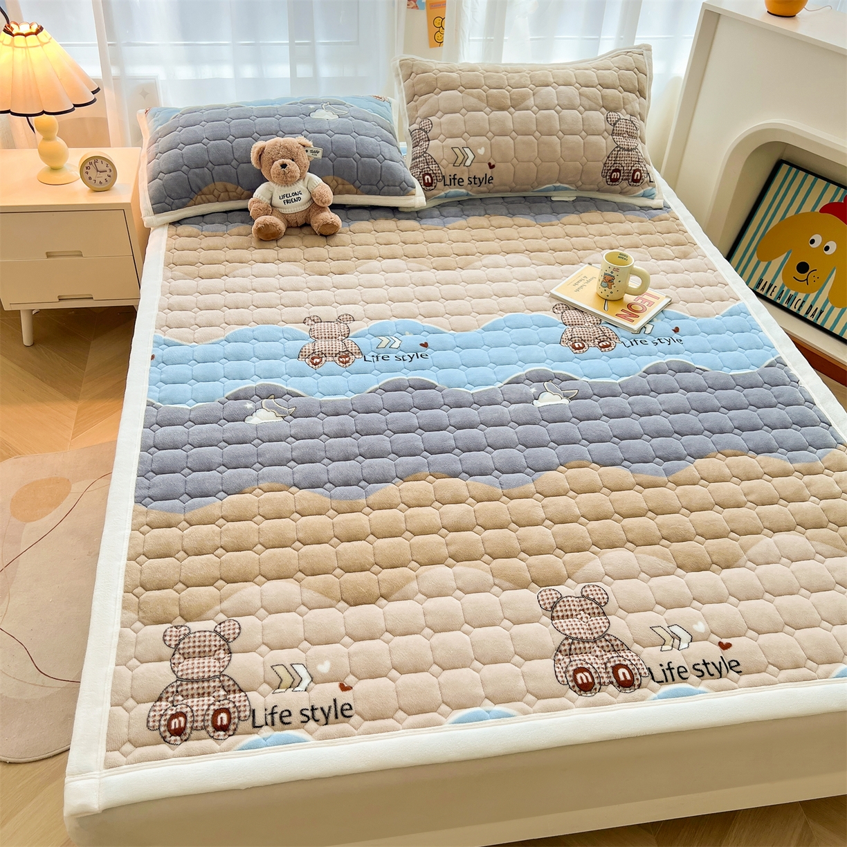 91家纺网 家纺一手货源 找家纺 慕木家纺 2025新款大床款牛奶绒印花床褥垫系列 床褥垫-水波熊