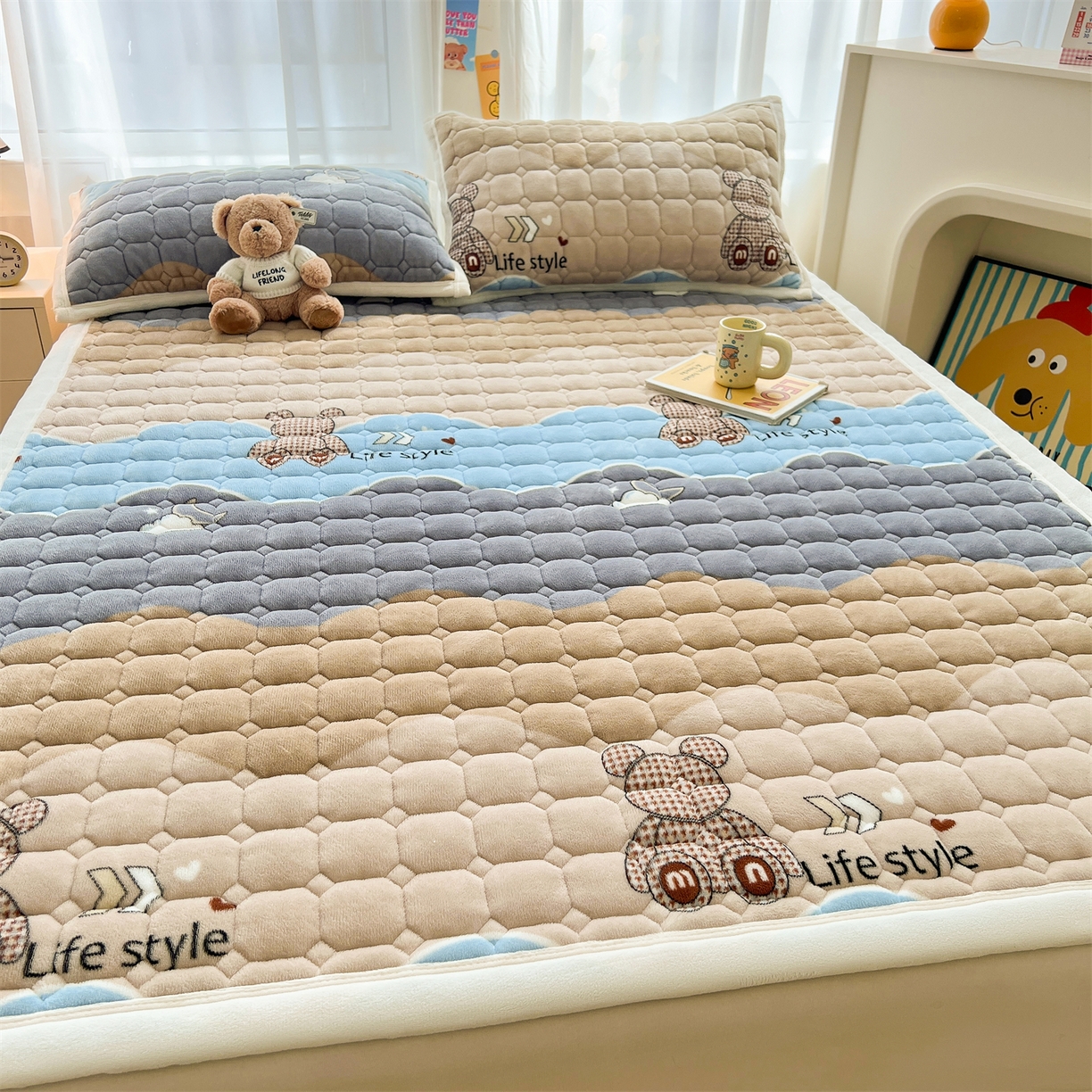 91家纺网 家纺一手货源 找家纺 慕木家纺 2025新款大床款牛奶绒印花床褥垫系列 床褥垫-水波熊