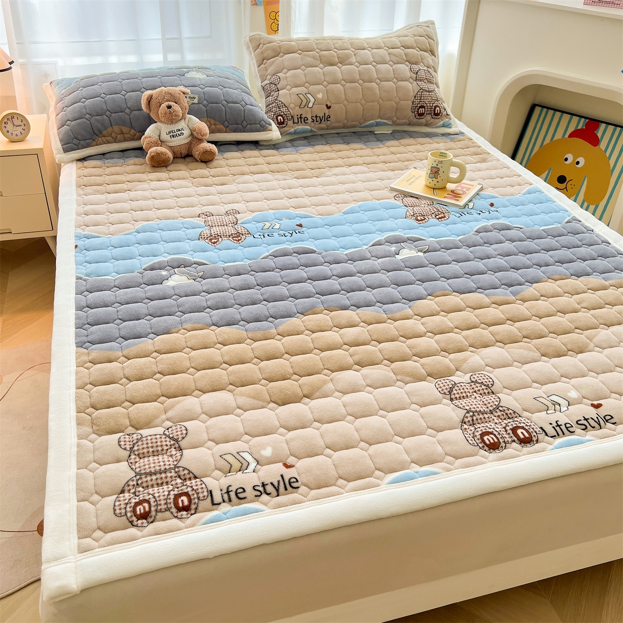 91家纺网 家纺一手货源 找家纺 慕木家纺 2025新款大床款牛奶绒印花床褥垫系列 床褥垫-水波熊