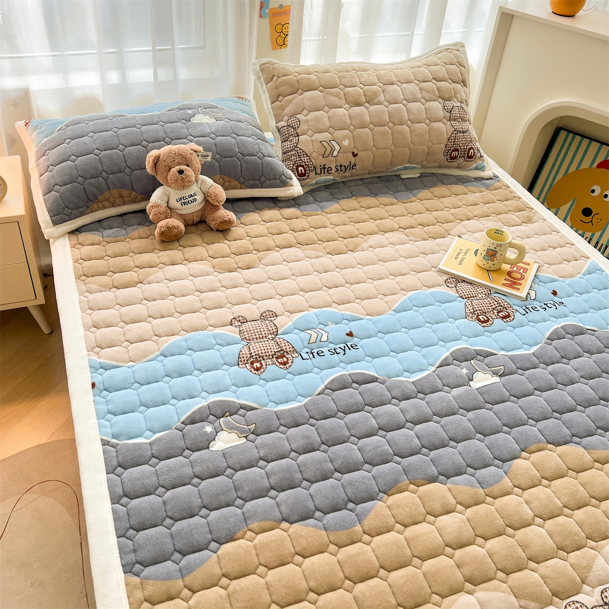 91家纺网 家纺一手货源 找家纺 慕木家纺 2025新款大床款牛奶绒印花床褥垫系列 床褥垫-水波熊