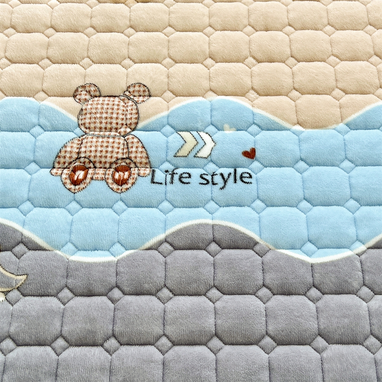 91家纺网 家纺一手货源 找家纺 慕木家纺 2025新款大床款牛奶绒印花床褥垫系列 床褥垫-水波熊