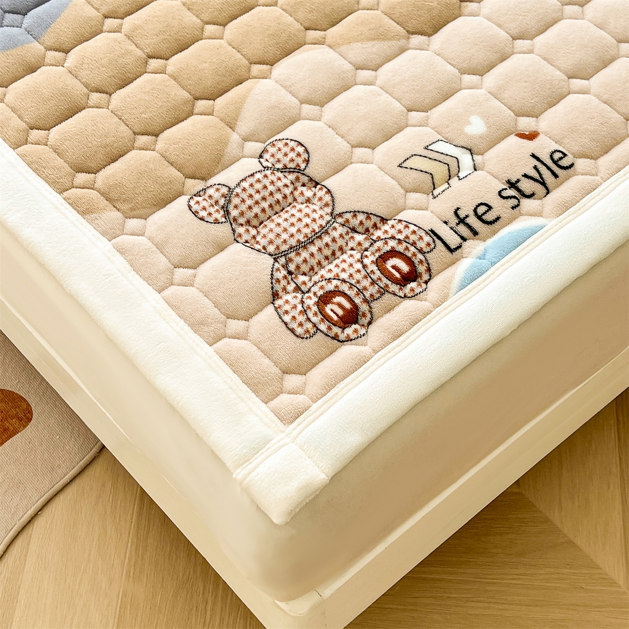 91家纺网 家纺一手货源 找家纺 慕木家纺 2025新款大床款牛奶绒印花床褥垫系列 床褥垫-水波熊