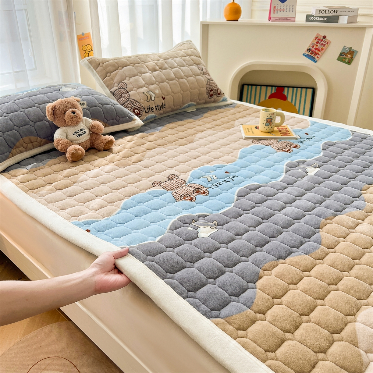 91家纺网 家纺一手货源 找家纺 慕木家纺 2025新款大床款牛奶绒印花床褥垫系列 床褥垫-水波熊