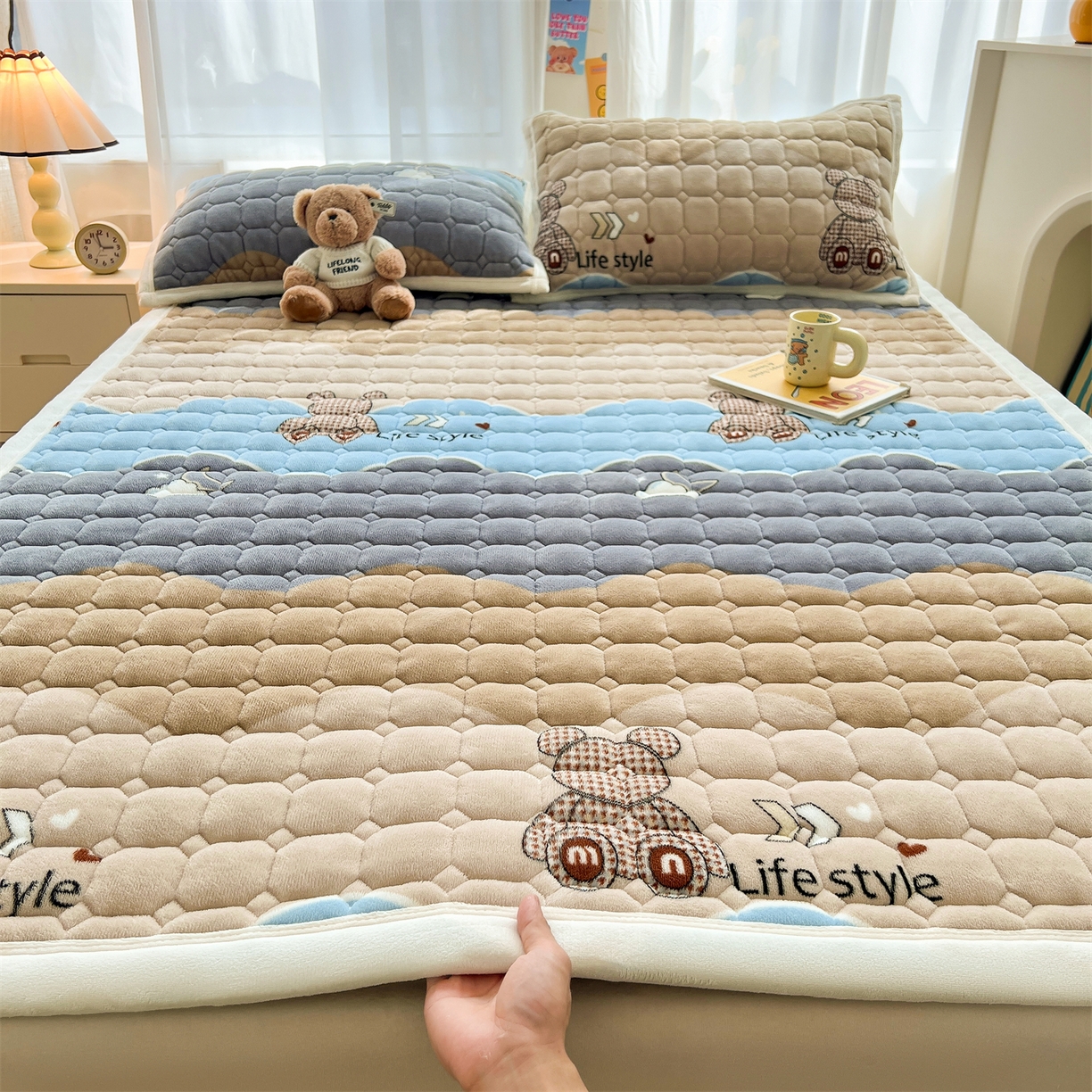 91家纺网 家纺一手货源 找家纺 慕木家纺 2025新款大床款牛奶绒印花床褥垫系列 床褥垫-水波熊