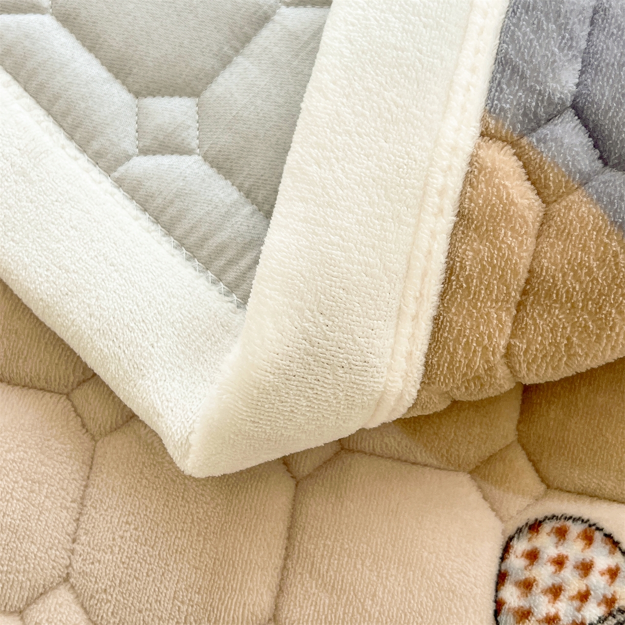 91家纺网 家纺一手货源 找家纺 慕木家纺 2025新款大床款牛奶绒印花床褥垫系列 床褥垫-水波熊