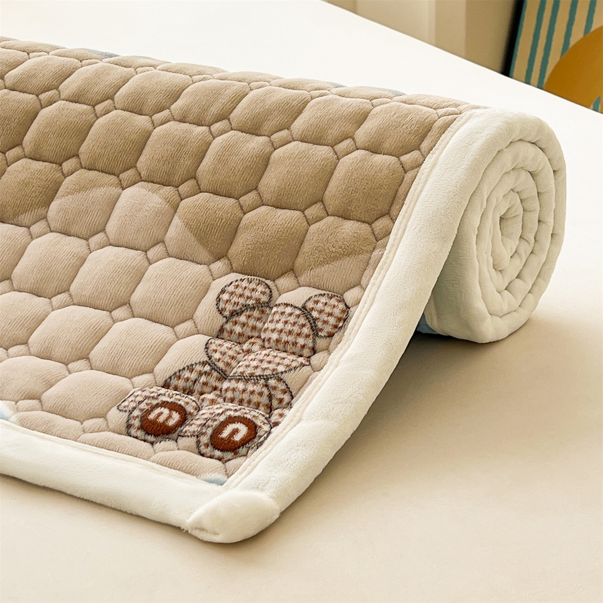 91家纺网 家纺一手货源 找家纺 慕木家纺 2025新款大床款牛奶绒印花床褥垫系列 床褥垫-水波熊