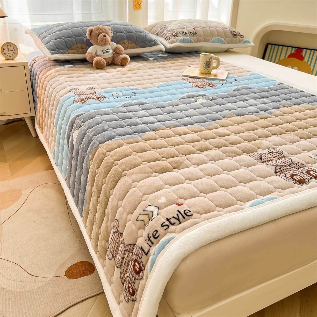 91家纺网 家纺一手货源 找家纺 慕木家纺 2025新款大床款牛奶绒印花床褥垫系列 床褥垫-水波熊