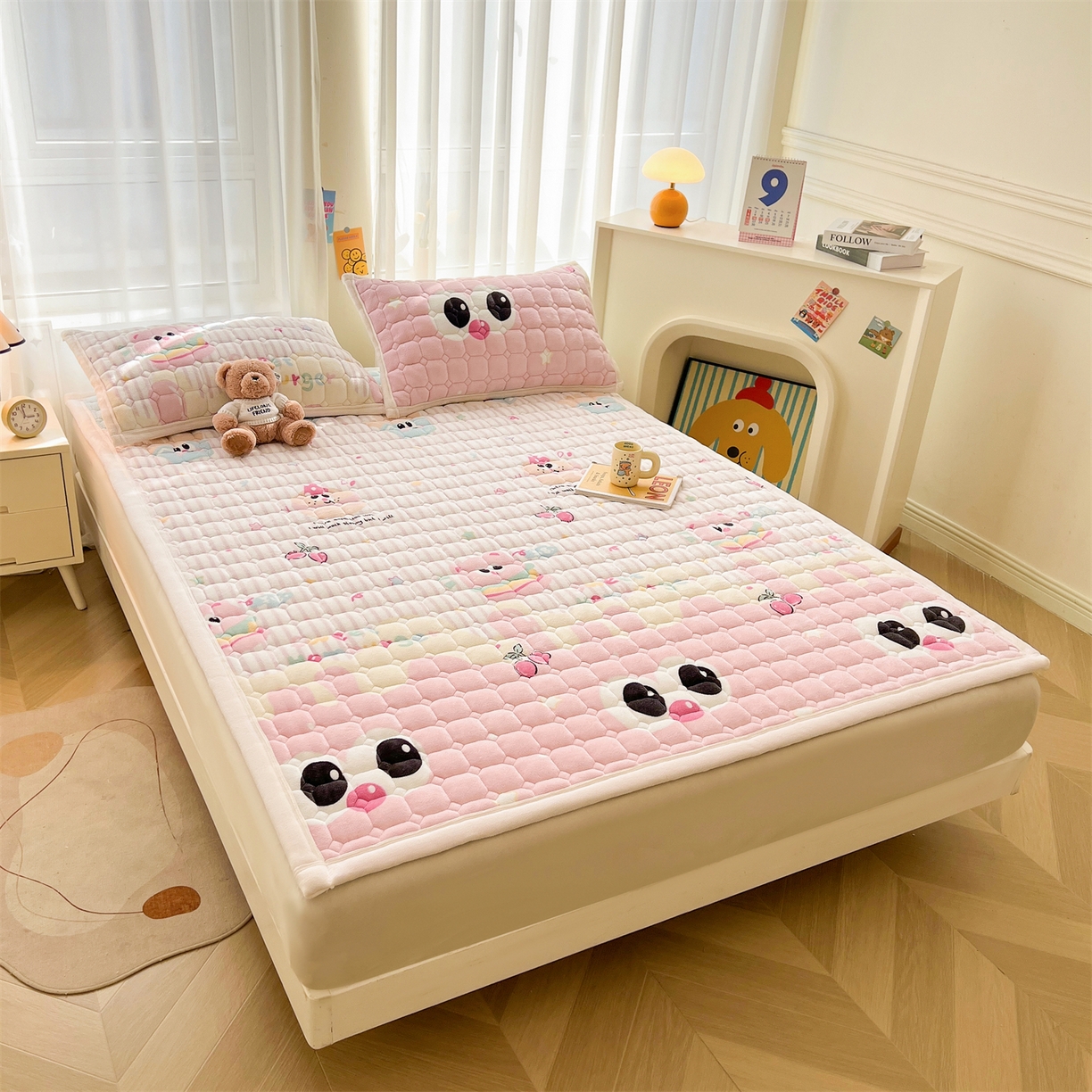 91家纺网 家纺一手货源 找家纺 慕木家纺 2025新款大床款牛奶绒印花床褥垫系列 床褥垫-樱桃小猪