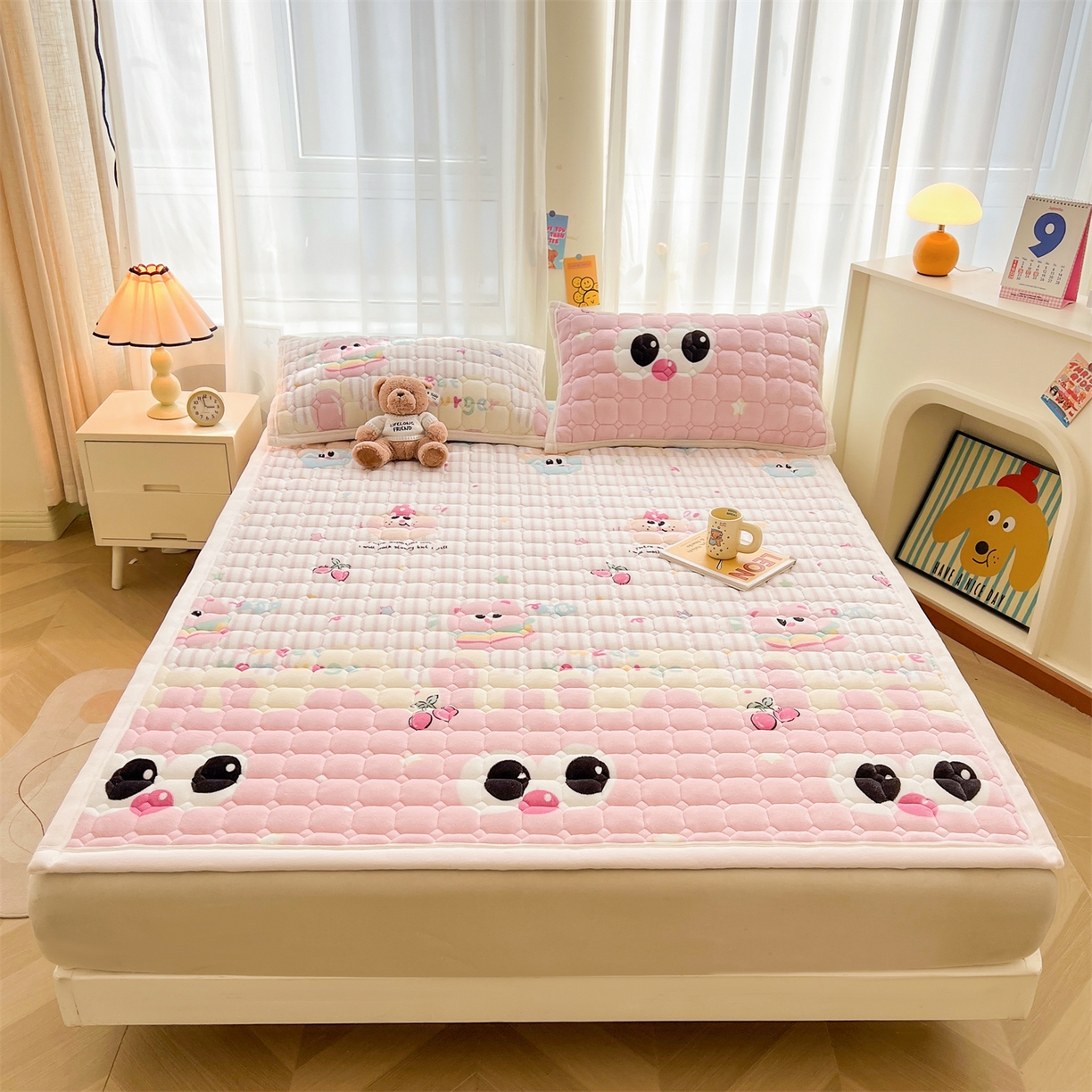 91家纺网 家纺一手货源 找家纺 慕木家纺 2025新款大床款牛奶绒印花床褥垫系列 床褥垫-樱桃小猪