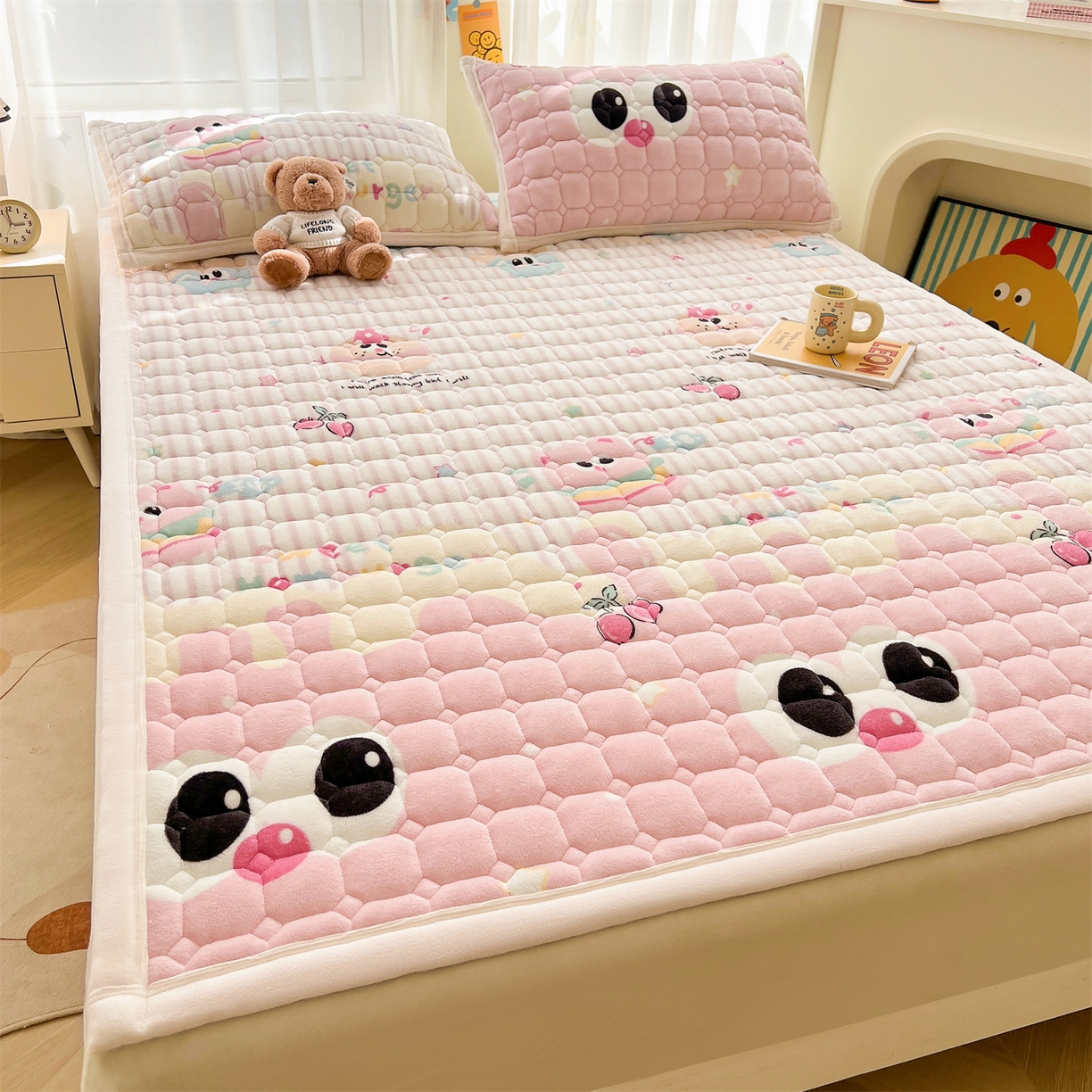 91家纺网 家纺一手货源 找家纺 慕木家纺 2025新款大床款牛奶绒印花床褥垫系列 床褥垫-樱桃小猪