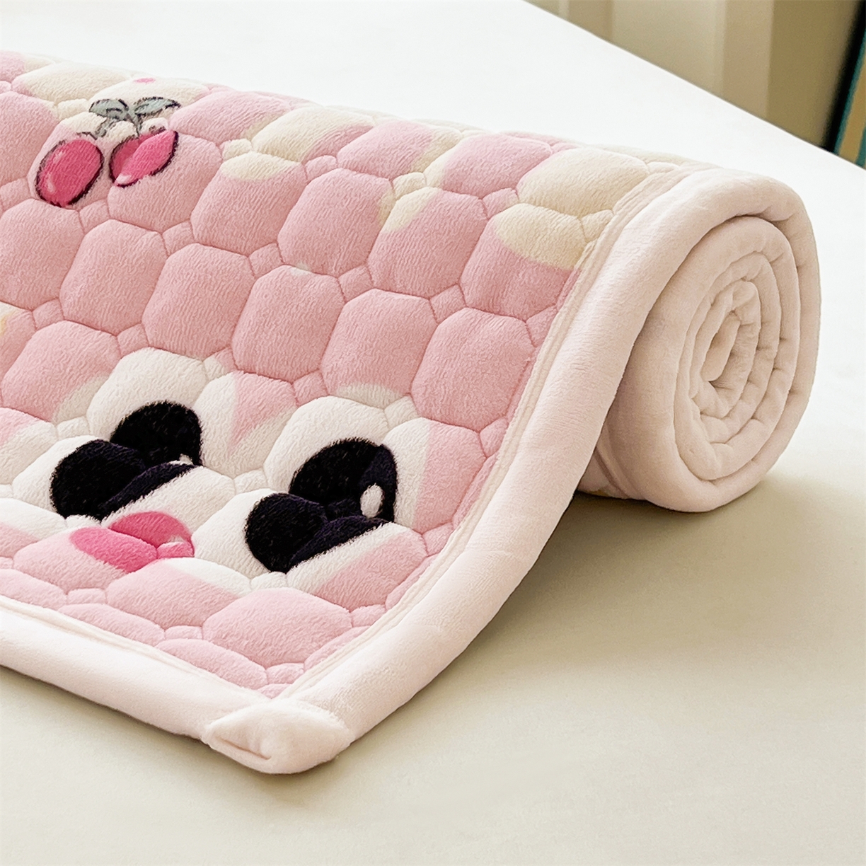 91家纺网 家纺一手货源 找家纺 慕木家纺 2025新款大床款牛奶绒印花床褥垫系列 床褥垫-樱桃小猪