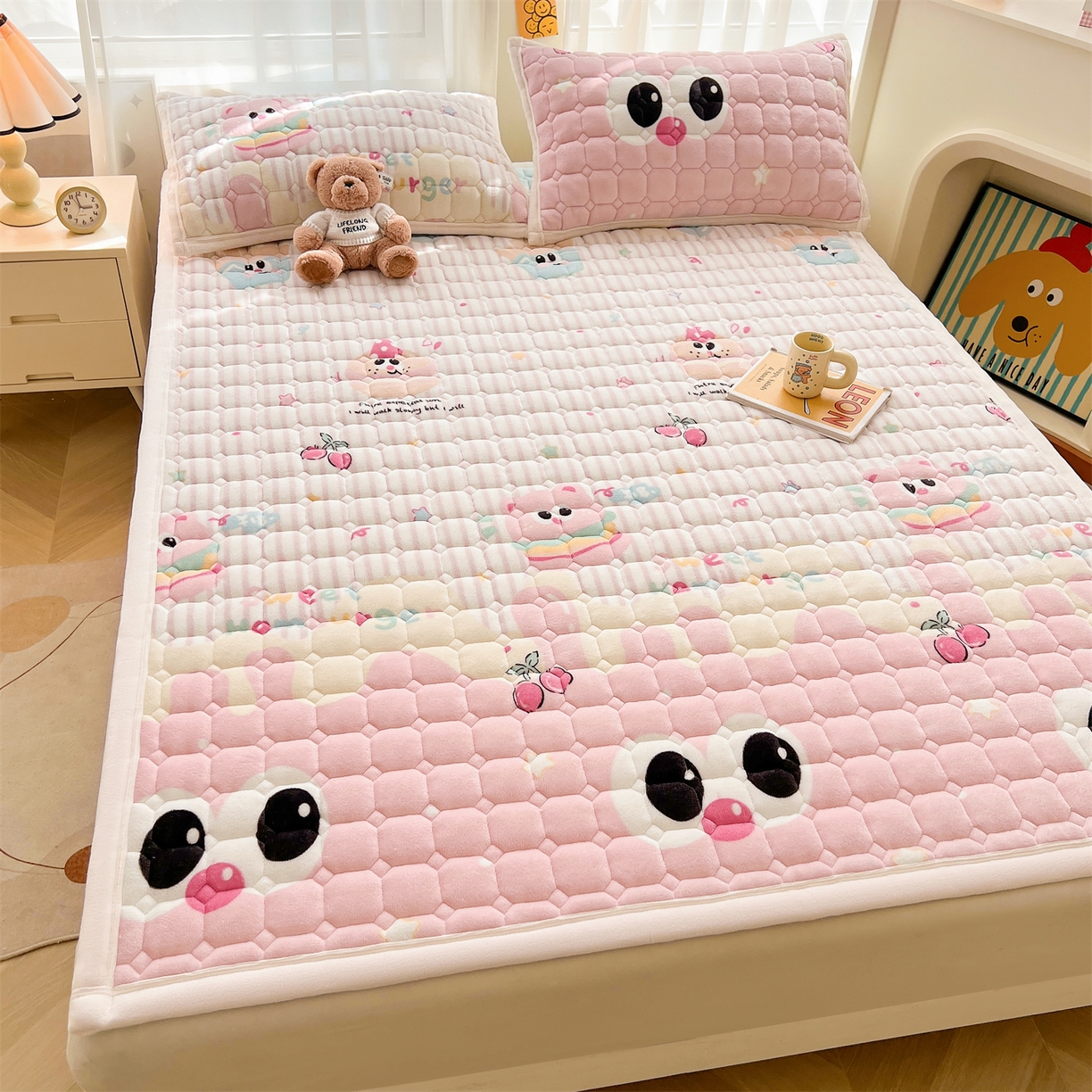 91家纺网 家纺一手货源 找家纺 慕木家纺 2025新款大床款牛奶绒印花床褥垫系列 床褥垫-樱桃小猪