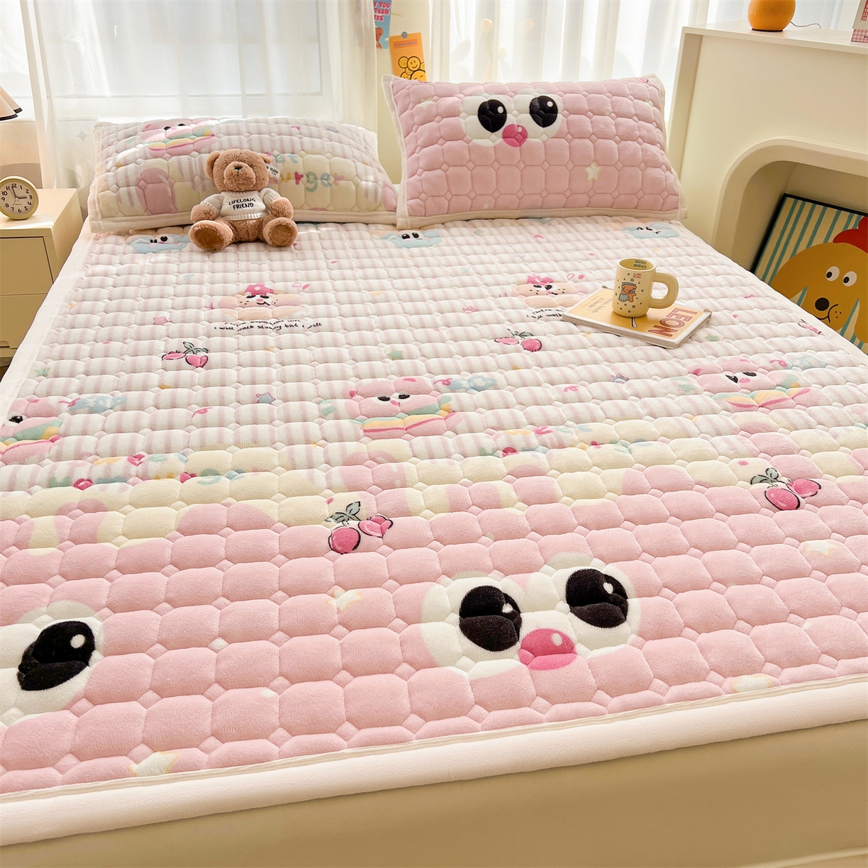 91家纺网 家纺一手货源 找家纺 慕木家纺 2025新款大床款牛奶绒印花床褥垫系列 床褥垫-樱桃小猪