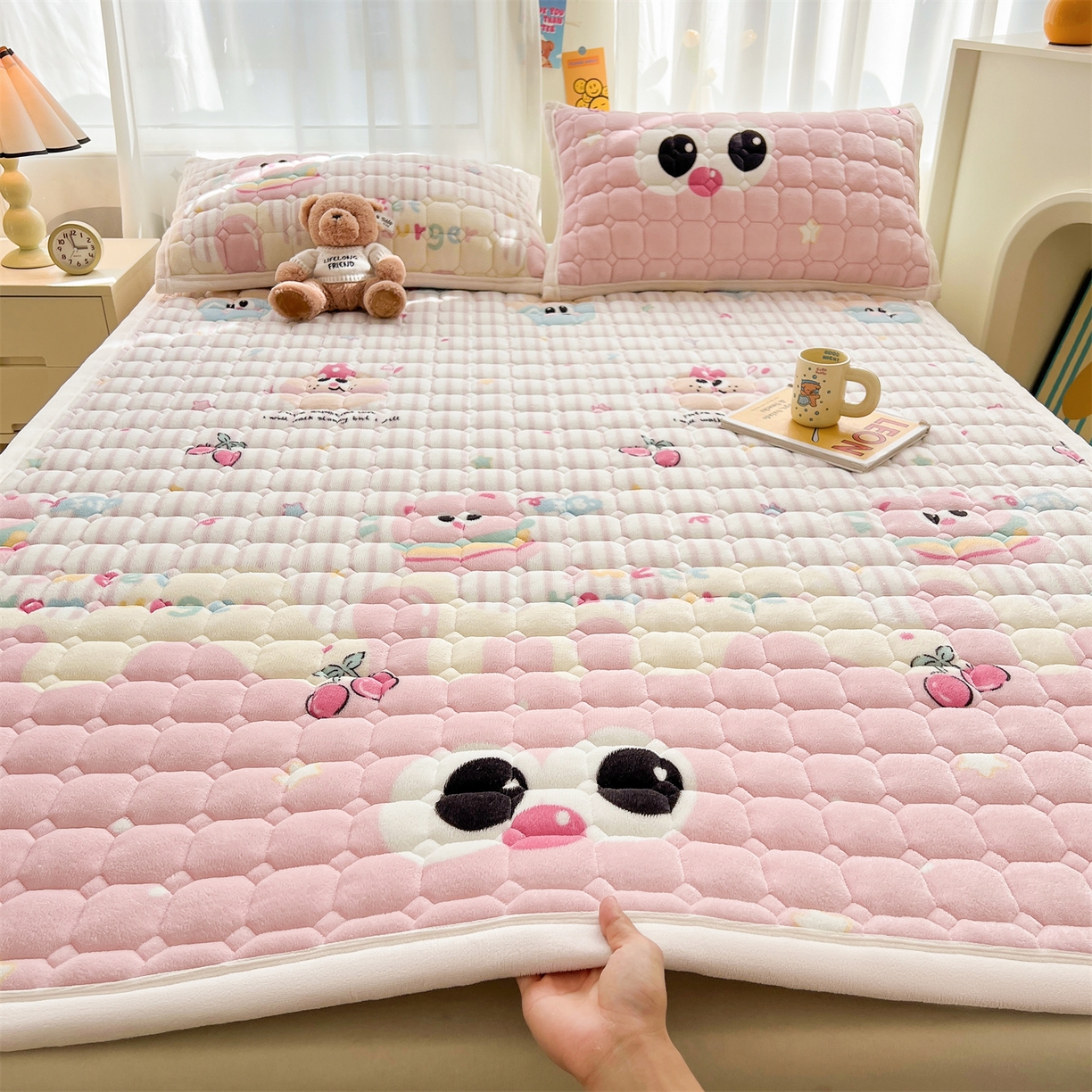 91家纺网 家纺一手货源 找家纺 慕木家纺 2025新款大床款牛奶绒印花床褥垫系列 床褥垫-樱桃小猪