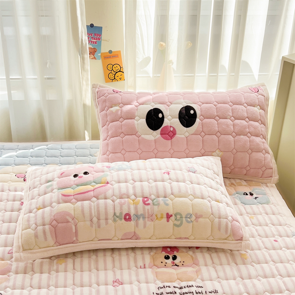 91家纺网 家纺一手货源 找家纺 慕木家纺 2025新款大床款牛奶绒印花床褥垫系列 床褥垫-樱桃小猪