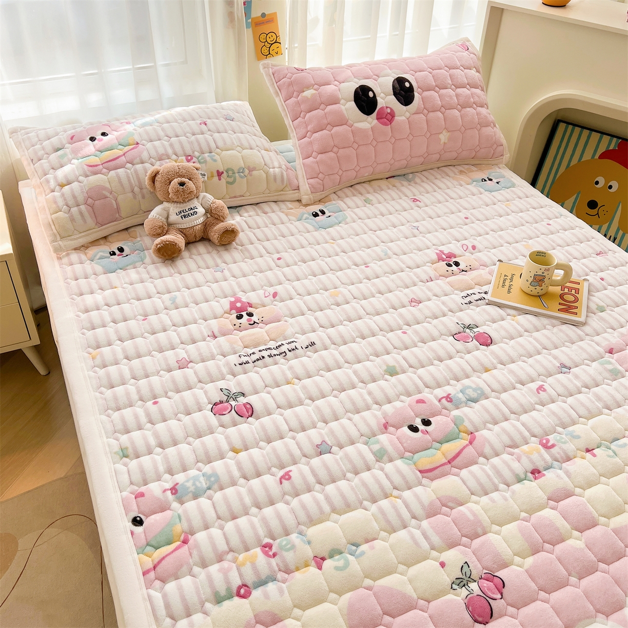 91家纺网 家纺一手货源 找家纺 慕木家纺 2025新款大床款牛奶绒印花床褥垫系列 床褥垫-樱桃小猪