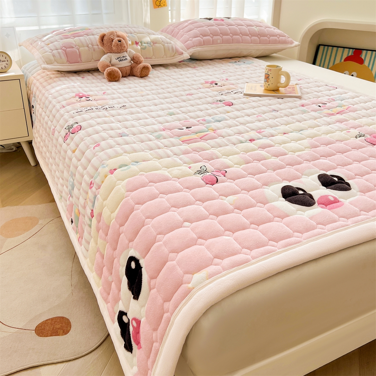 91家纺网 家纺一手货源 找家纺 慕木家纺 2025新款大床款牛奶绒印花床褥垫系列 床褥垫-樱桃小猪