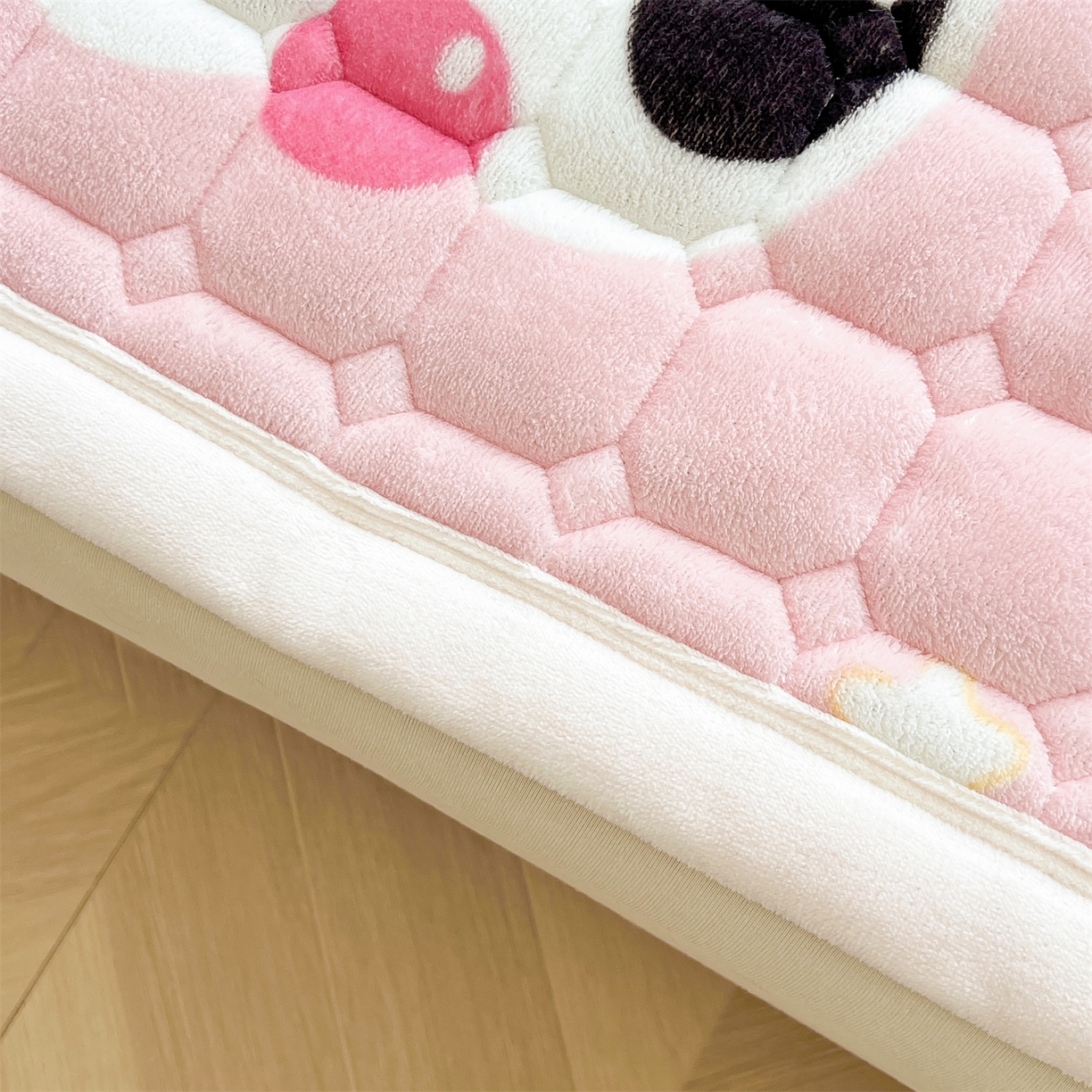 91家纺网 家纺一手货源 找家纺 慕木家纺 2025新款大床款牛奶绒印花床褥垫系列 床褥垫-樱桃小猪