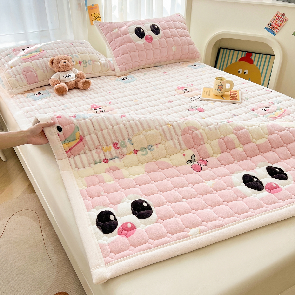 91家纺网 家纺一手货源 找家纺 慕木家纺 2025新款大床款牛奶绒印花床褥垫系列 床褥垫-樱桃小猪