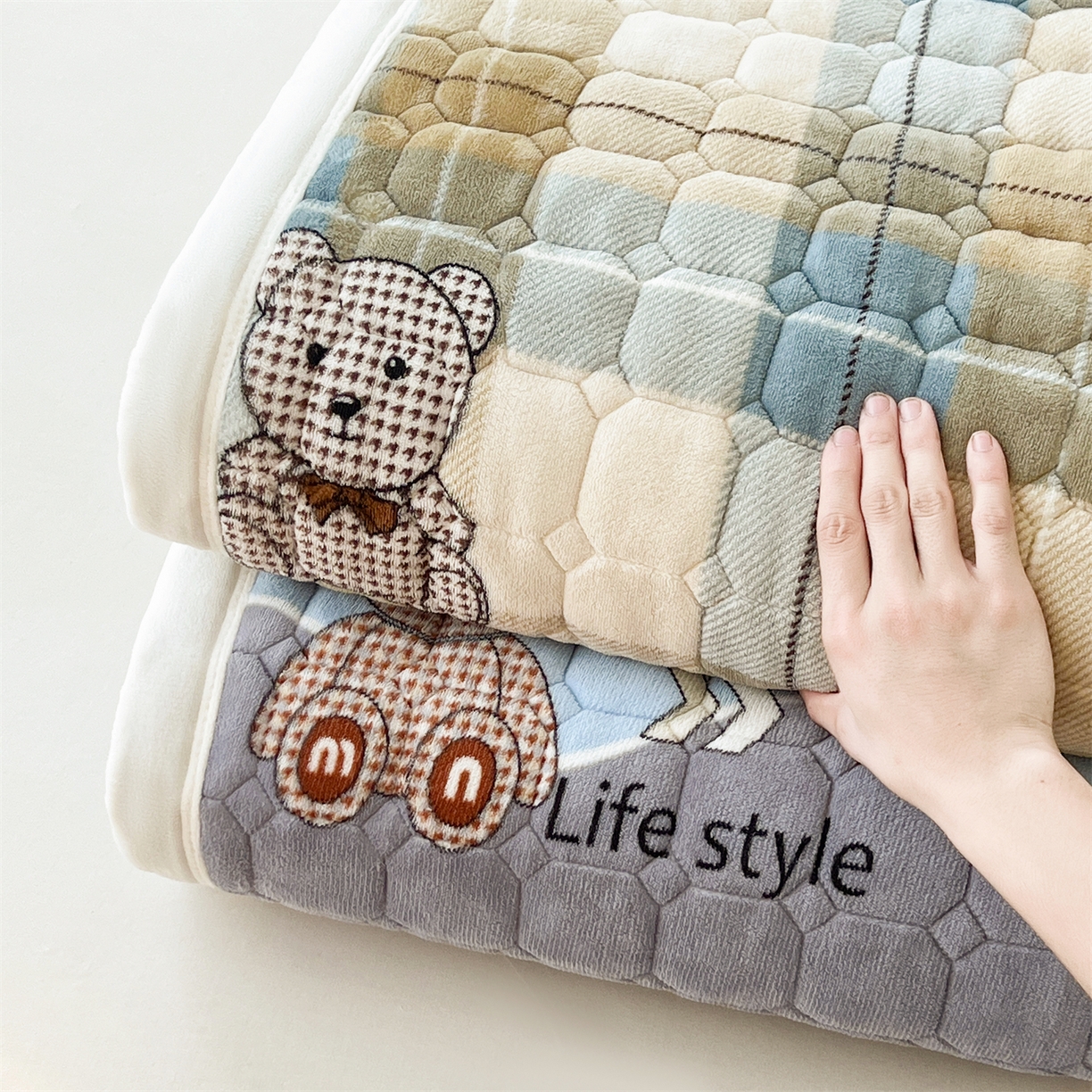 91家纺网 家纺一手货源 找家纺 慕木家纺 2025新款大床款牛奶绒印花床褥垫系列 组合图仅供展示不可下单