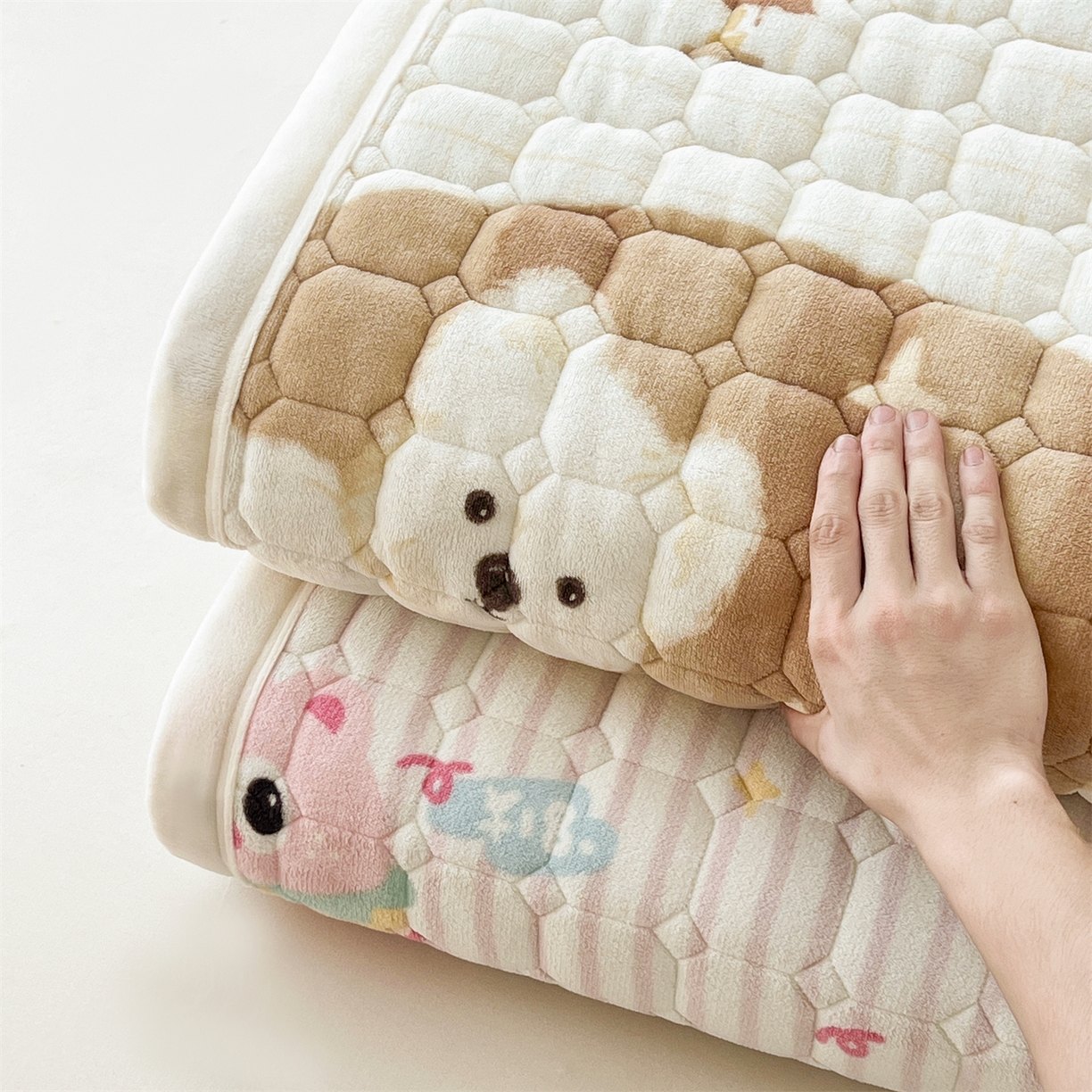 91家纺网 家纺一手货源 找家纺 慕木家纺 2025新款大床款牛奶绒印花床褥垫系列 组合图仅供展示不可下单