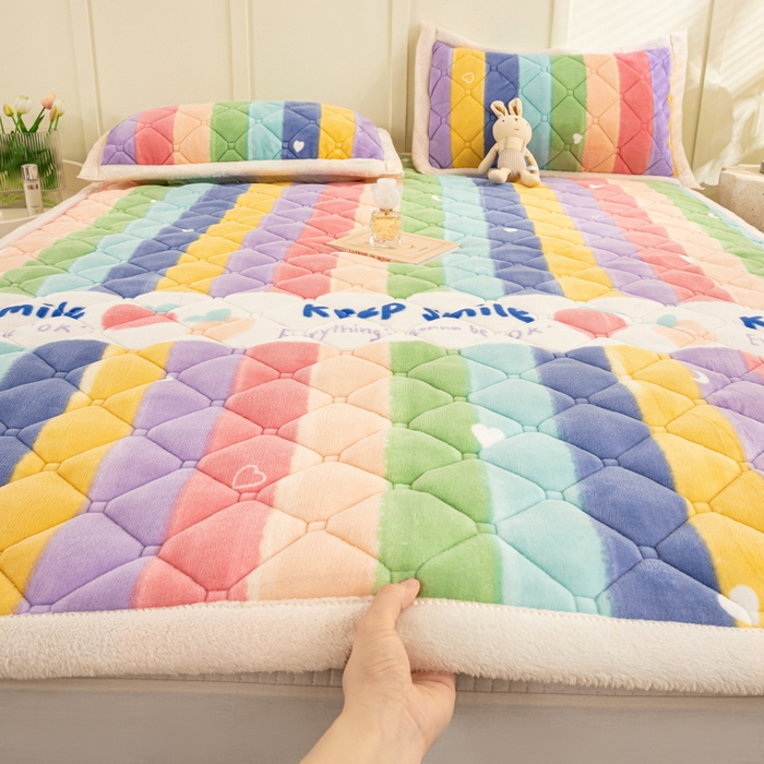 91家纺网 家纺一手货源 找家纺 慕木家纺 2025新款大床款牛奶绒印花床褥垫系列 床褥垫-彩虹条