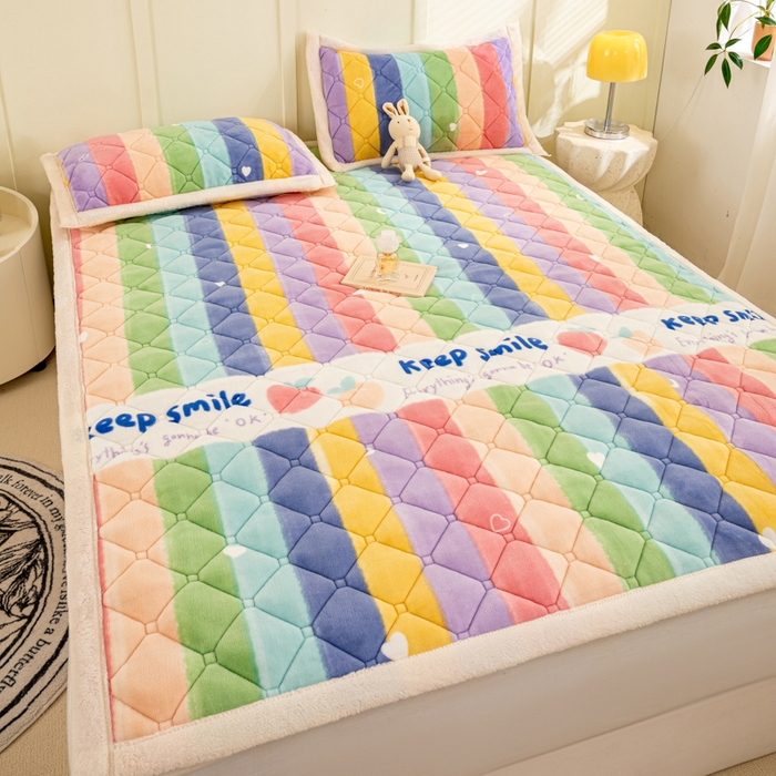 91家纺网 家纺一手货源 找家纺 慕木家纺 2025新款大床款牛奶绒印花床褥垫系列 床褥垫-彩虹条