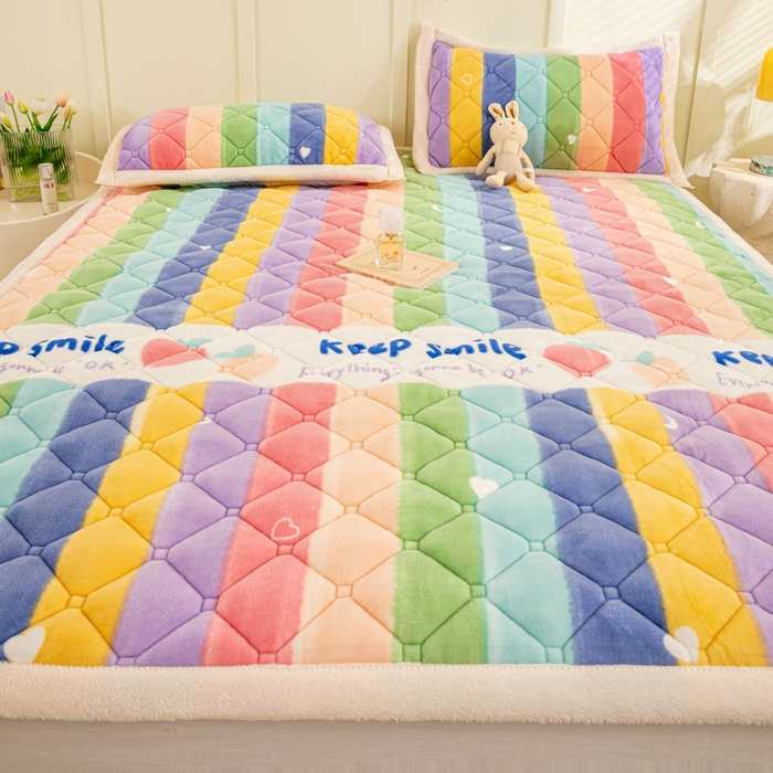 91家纺网 家纺一手货源 找家纺 慕木家纺 2025新款大床款牛奶绒印花床褥垫系列 床褥垫-彩虹条