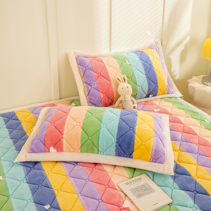 91家纺网 家纺一手货源 找家纺 慕木家纺 2025新款大床款牛奶绒印花床褥垫系列 床褥垫-彩虹条