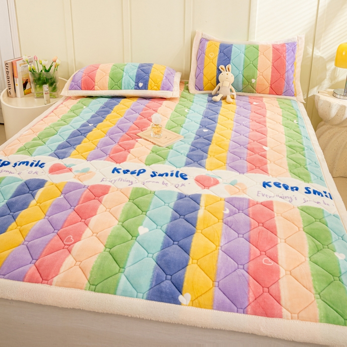 91家纺网 家纺一手货源 找家纺 慕木家纺 2025新款大床款牛奶绒印花床褥垫系列 床褥垫-彩虹条