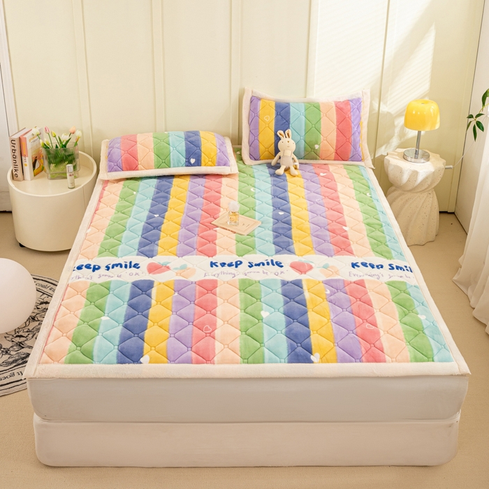 91家纺网 家纺一手货源 找家纺 慕木家纺 2025新款大床款牛奶绒印花床褥垫系列 床褥垫-彩虹条