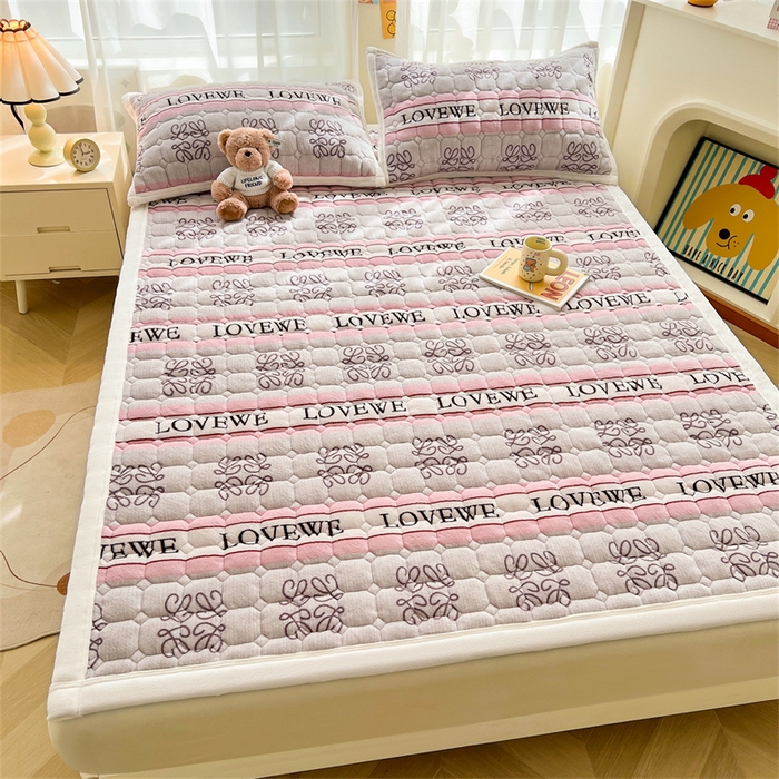 91家纺网 家纺一手货源 找家纺 慕木家纺 2025新款大床款牛奶绒印花床褥垫系列 床褥垫-比心