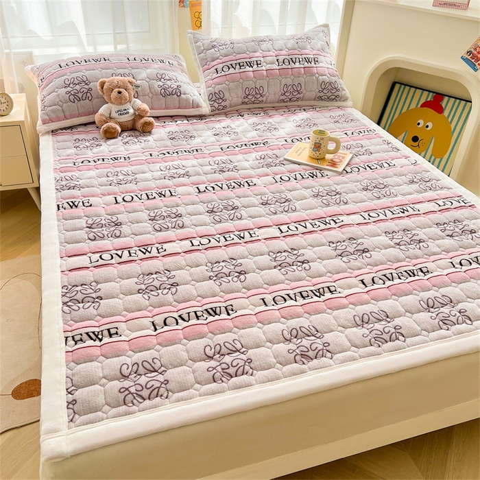 91家纺网 家纺一手货源 找家纺 慕木家纺 2025新款大床款牛奶绒印花床褥垫系列 床褥垫-比心