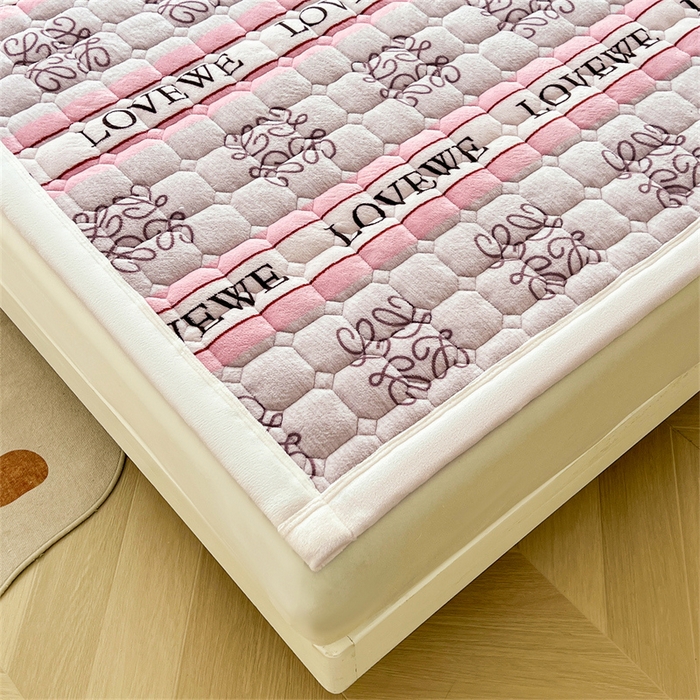 91家纺网 家纺一手货源 找家纺 慕木家纺 2025新款大床款牛奶绒印花床褥垫系列 床褥垫-比心