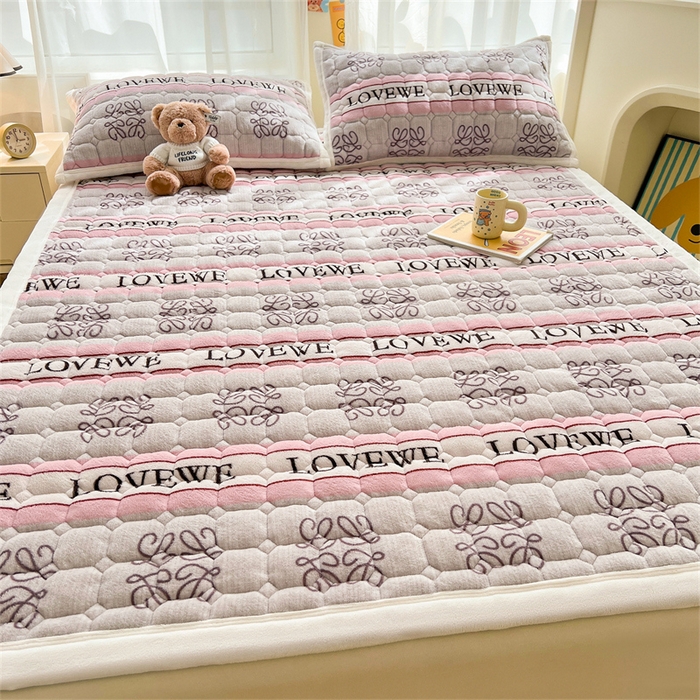 91家纺网 家纺一手货源 找家纺 慕木家纺 2025新款大床款牛奶绒印花床褥垫系列 床褥垫-比心